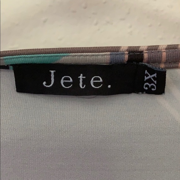 A symmetrical colorful blouse - Picture 2 of 4